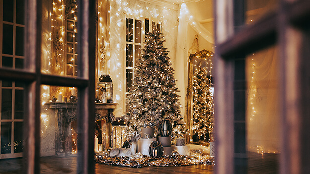 how to choose a Christmas theme to decorate your home like a pro at Christmas with a tree and professional lighting.