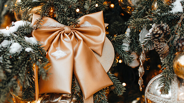 How to put garlands and ribbons in a Christmas tree and how to make bows for trendy Christmas decorations.