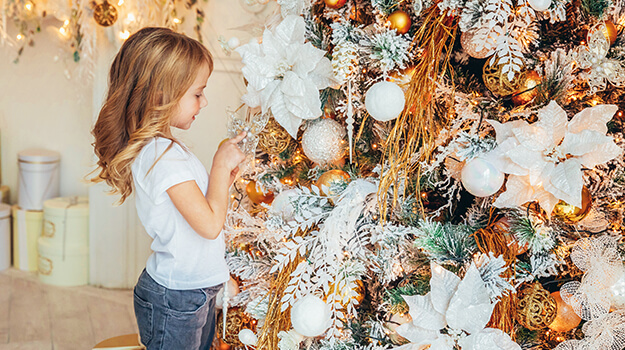 How to decorate the tree with artificial flowers, how to arrange the decorations in the tree for a perfect Christmas tree.