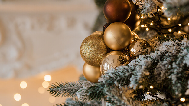 How to arrange Christmas balls and ornaments on the Christmas tree.