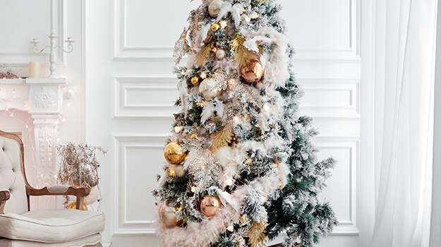 How to decor like a pro with oversized ornaments, oversized baubles and decorate with oversized Christmas ornaments for a dramatic effect.