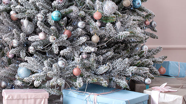 How to decorate a Christmas tree in a child's room, pink Christmas decorations, turquoise Christmas decorations.