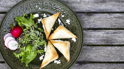 ecette de Spanakopita, spécialité méditerranéenne à cuisiner avec du fromage Feta, des épinards, des feuilles de radis et micropousses de radis.